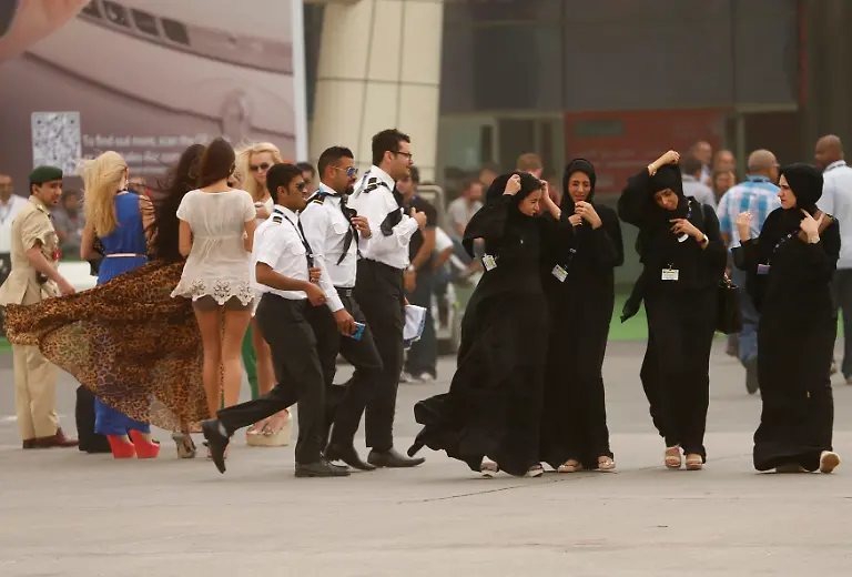 2013-11-17T141927Z-591308680-GM1E9BH1PRR01-RTRMADP-3-AIRSHOW-DUBAI-JPG2541505629304457833