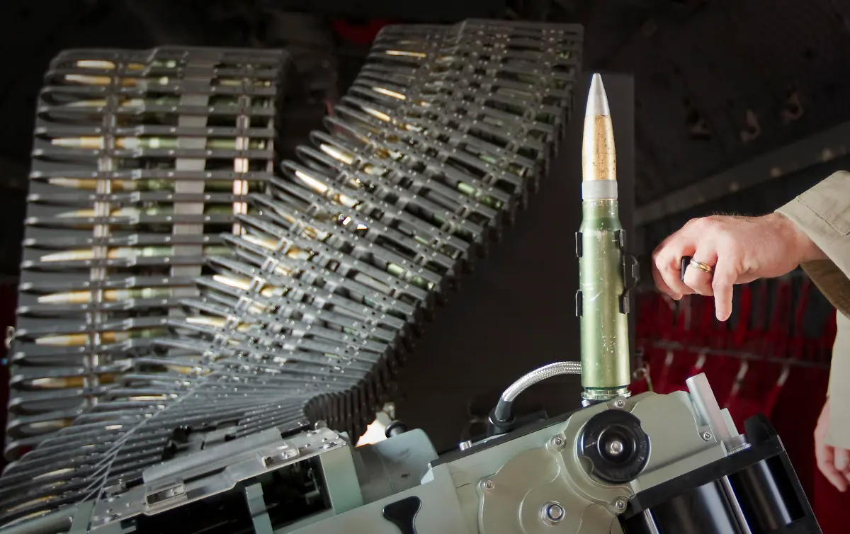 2013-11-18T092600Z-486498307-GM1E9BI1CB401-RTRMADP-3-AIRSHOW-DUBAI-JPG8726711862974624215