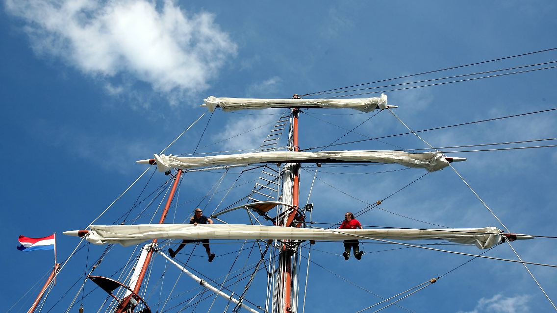 Besatzungsmitglieder des holländischen Seglers "Loth Lorien" bereiten sich auf die "Kieler Woche" vor.
