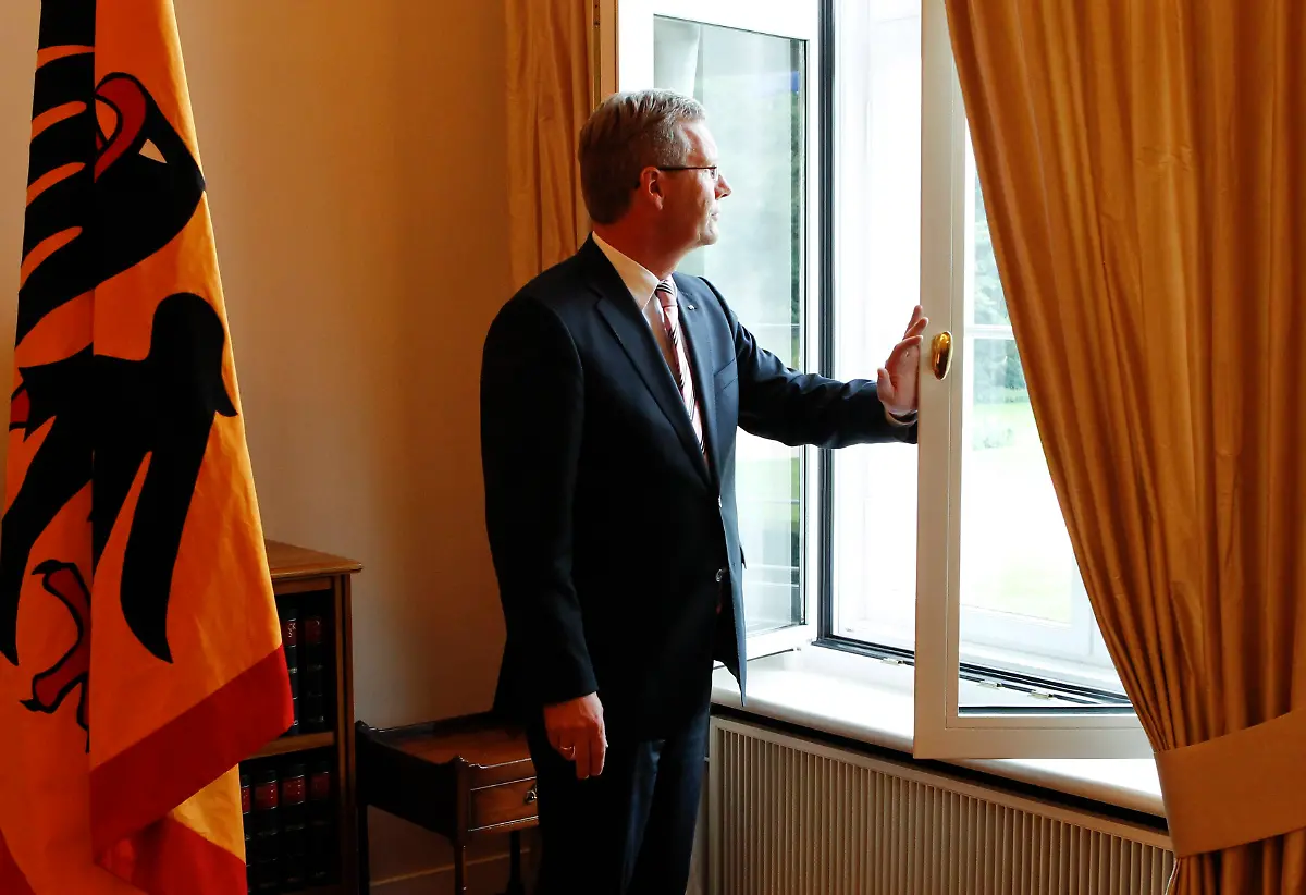 2013-11-13T162624Z-998648081-BM2E68611GP01-RTRMADP-3-GERMANY-PRESIDENT-TRIAL-JPG5484456512646415834