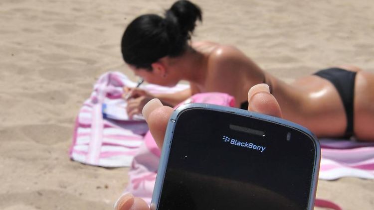 Auch im Urlaub und am Strand ist ein Smartphone für viele unverzichtbar.