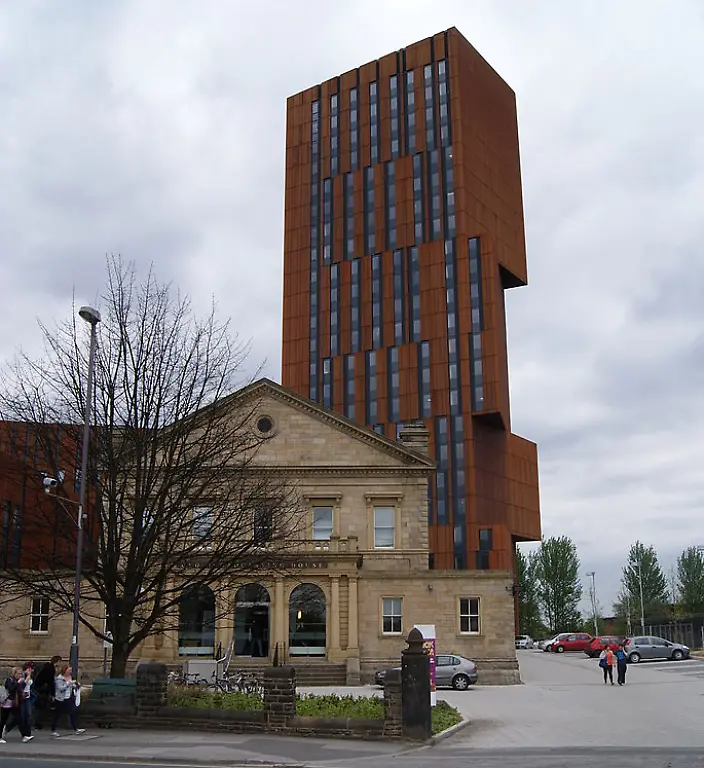 685px-Old-Broadcasting-House-and-Broadcasting-Tower-May-2010-001