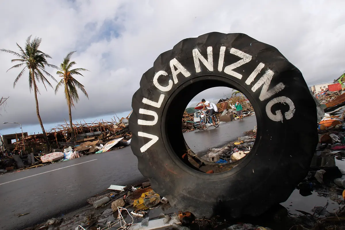 2013-11-13T031749Z-859821716-GM1E9BD0V8G01-RTRMADP-3-PHILIPPINES-TYPHOON-JPG166591190818529830