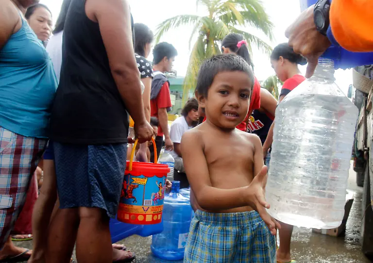 2013-11-11T082818Z-1415720258-GM1E9BB19GP01-RTRMADP-3-PHILIPPINES-TYPHOON-JPG3087111419708835310