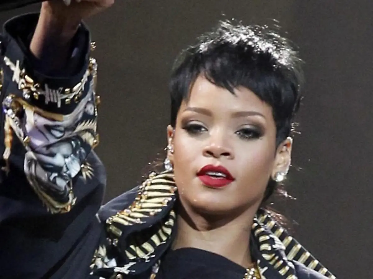 Rihanna-ist-mit-dem-Herzen-ganz-bei-den-Philippinen