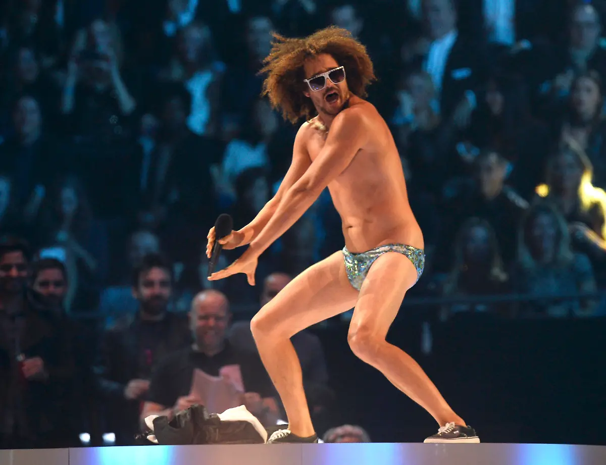 2013-11-10T201630Z-2122861942-LR2E9BA1KB7H1-RTRMADP-3-MTV-EMA-JPG951816071342731614