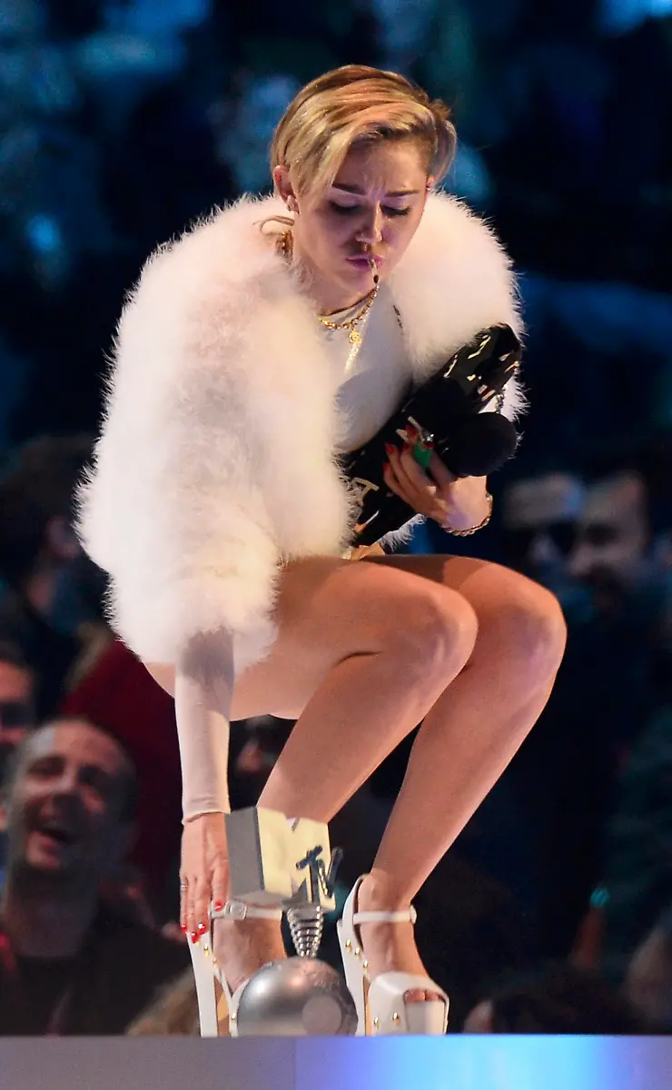 2013-11-10T222857Z-890732230-LR2E9BA1QFYI4-RTRMADP-3-MTV-EMA-JPG1139914203319177201