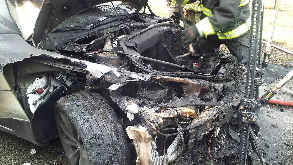 2013-11-07T171048Z-589238996-GM1E9B8036901-RTRMADP-3-AUTOS-TESLA-FIRE-JPG2731428754414435809
