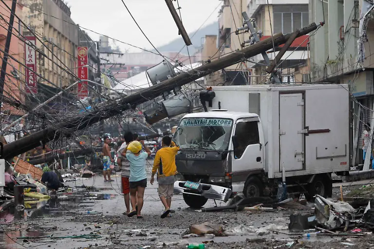 2013-11-10T082139Z-477942573-GM1E9BA197L01-RTRMADP-3-PHILIPPINES-TYPHOON-JPG8804642133559452745