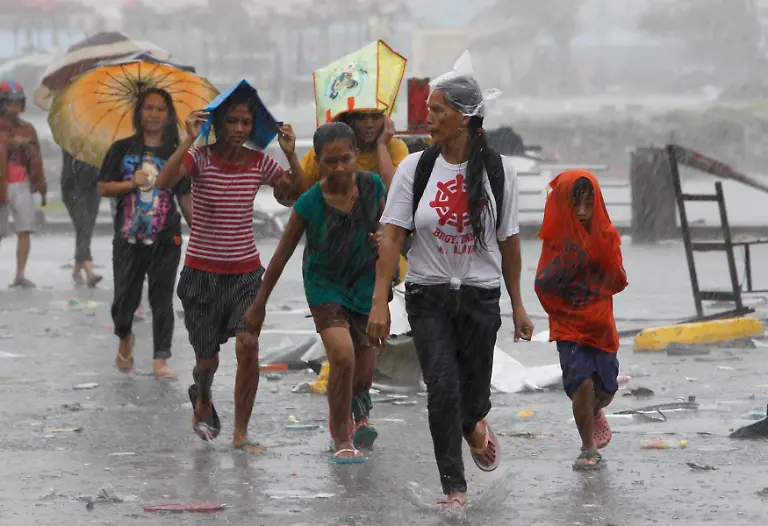 2013-11-10T082721Z-1771763178-GM1E9BA19MA01-RTRMADP-3-PHILIPPINES-TYPHOON-JPG3320158034537489580