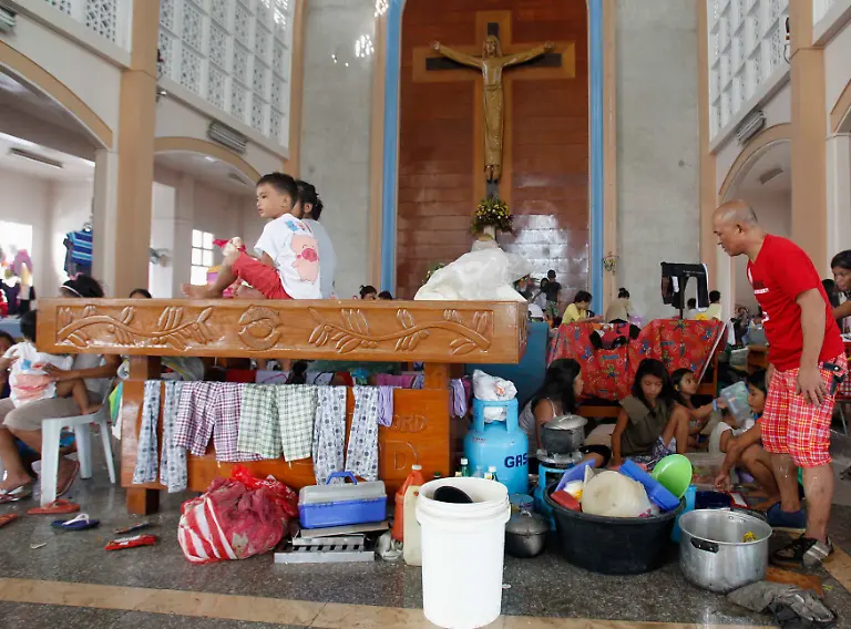 2013-11-10T085809Z-1930363286-GM1E9BA1B0Q01-RTRMADP-3-PHILIPPINES-TYPHOON-JPG1353566279096137164