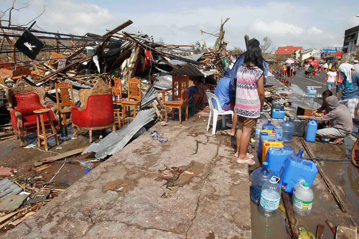 2013-11-10T084904Z-847431735-GM1E9BA1ALV01-RTRMADP-3-PHILIPPINES-TYPHOON-JPG4117247968824510216