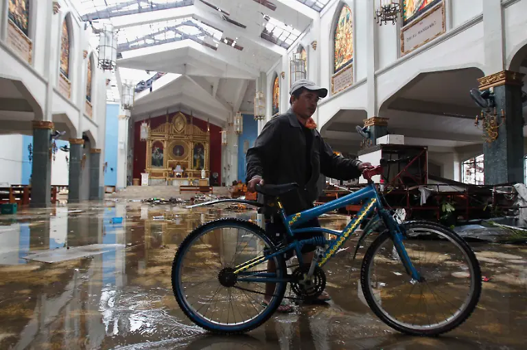 2013-11-10T090914Z-1670634650-GM1E9BA1BJB01-RTRMADP-3-PHILIPPINES-TYPHOON-JPG681750512413824349