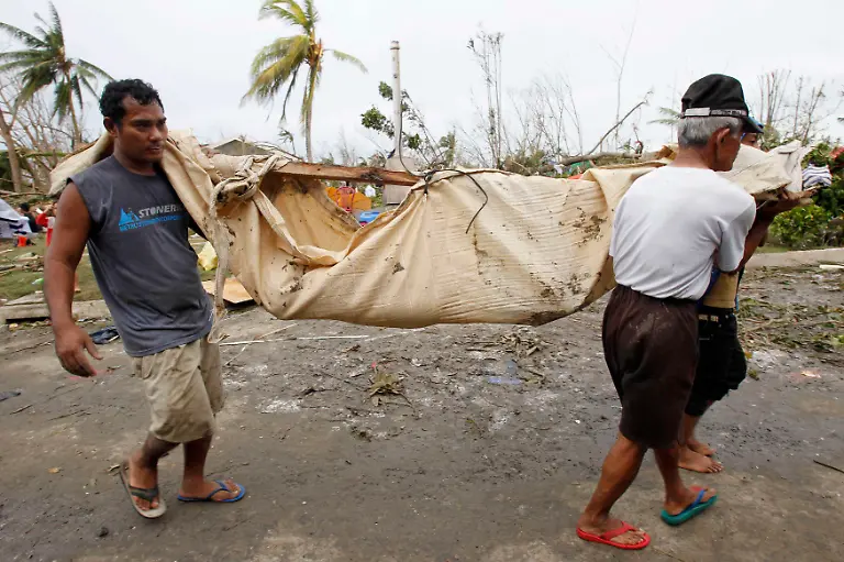 2013-11-09T093452Z-885821213-GM1E9B91CM101-RTRMADP-3-PHILIPPINES-TYPHOON-JPG5792301929701341328
