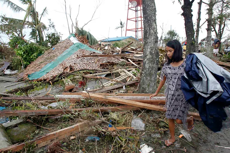 2013-11-09T093210Z-296127622-GM1E9B91CLX01-RTRMADP-3-PHILIPPINES-TYPHOON-JPG1201888305850532777