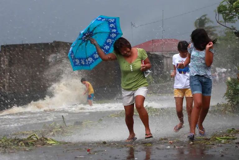 2013-11-08T130020Z-2045202615-GM1E9B81M5D01-RTRMADP-3-PHILIPPINES-TYPHOON-JPG929829999599623793