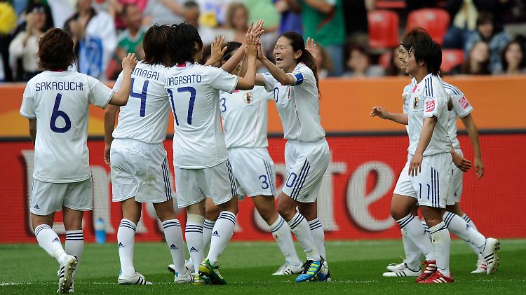 Homare Sawa (dritte von rechts) bejubelt ihren dritten Treffer.