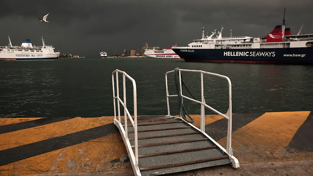 2013-11-06T090210Z-1030397504-GM1E9B61B8F01-RTRMADP-3-GREECE-STRIKE-HOLD-JPG5477953305714274185