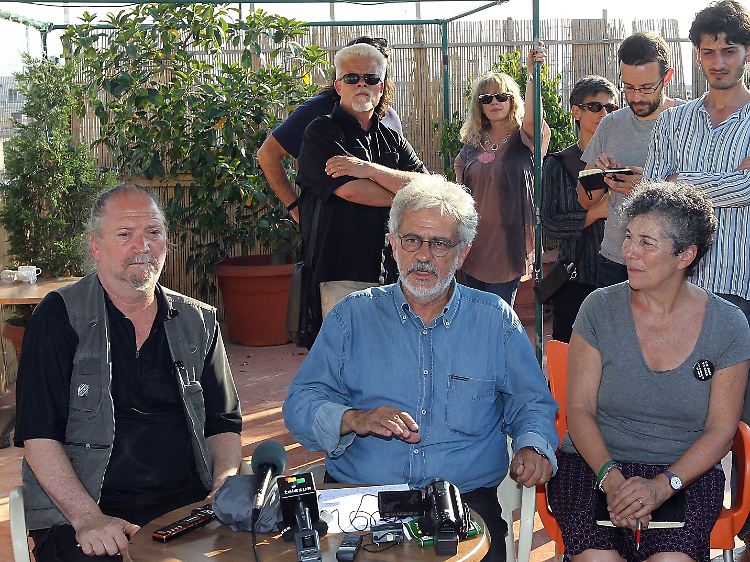 Dror Freiler (l) aus Schweden, Vangelis Pissias (M) aus Griechenland und Jane Hirschmann (r) aus den USA, alle Mitglieder der Organisation "Ein Schiff nach Gaza", erheben schwere Vorwürfe gegen Israel.