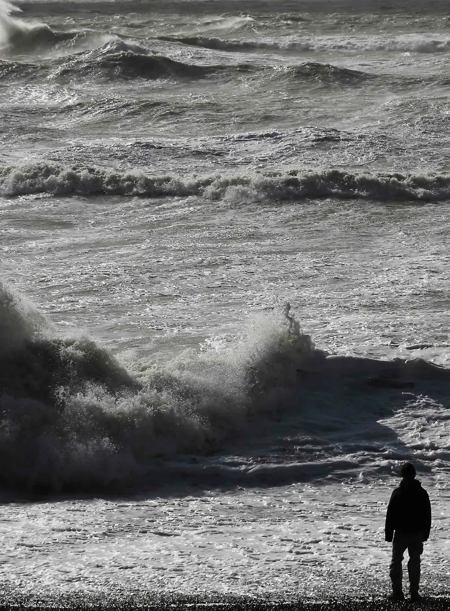 2013-10-28T145131Z-1690505224-GM1E9AS1RF701-RTRMADP-3-BRITAIN-WEATHER-STORM-JPG3419069686612161738