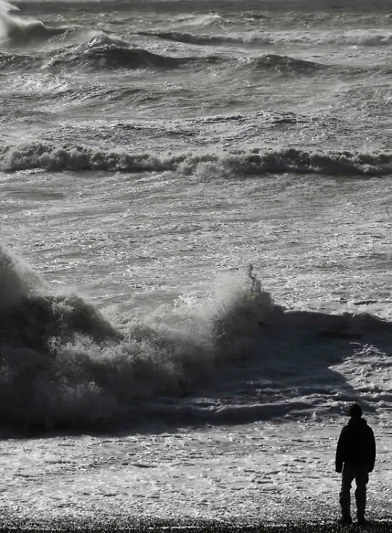 2013-10-28T145131Z-1690505224-GM1E9AS1RF701-RTRMADP-3-BRITAIN-WEATHER-STORM-JPG3419069686612161738