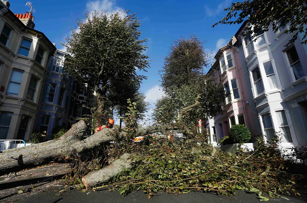 2013-10-28T145303Z-255203450-GM1E9AS1RGX01-RTRMADP-3-BRITAIN-WEATHER-STORM-JPG6480846794485058883