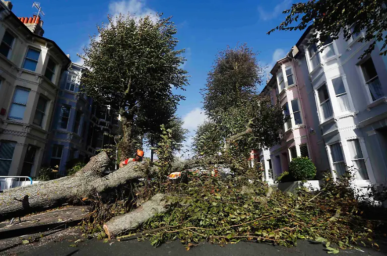 2013-10-28T145303Z-255203450-GM1E9AS1RGX01-RTRMADP-3-BRITAIN-WEATHER-STORM-JPG6480846794485058883