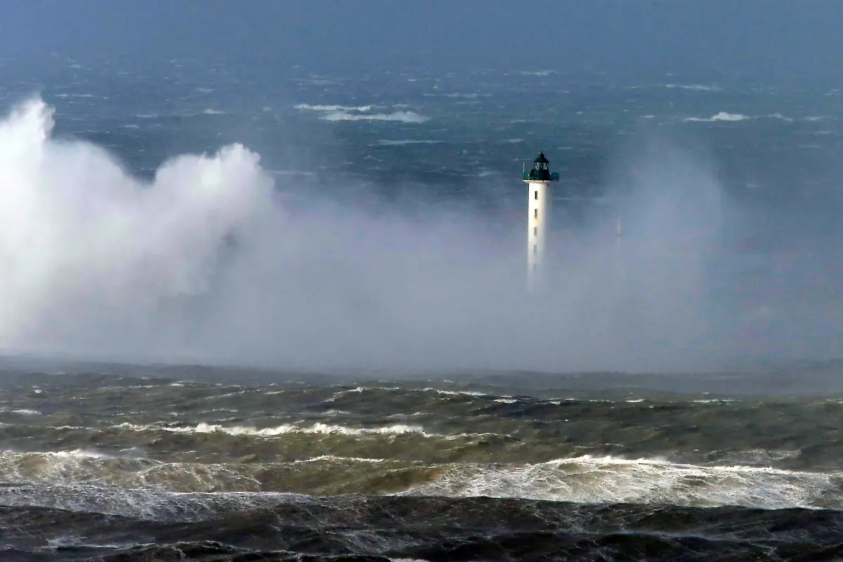2013-10-28T123453Z-950177126-PM1E9AS113F01-RTRMADP-3-FRANCE-WEATHER-STORM-JPG5705651362459240081