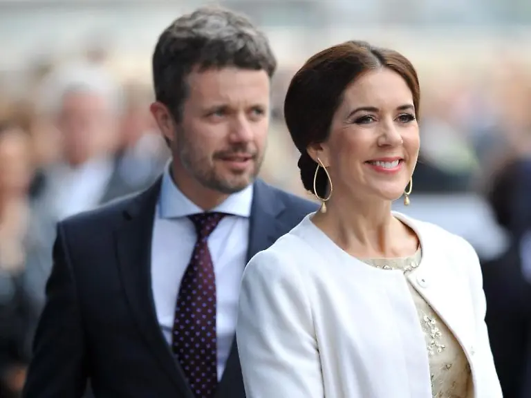 Prinz-Frederik-und-Prinzessin-Mary-vor-dem-Opernhaus-in-Sydney