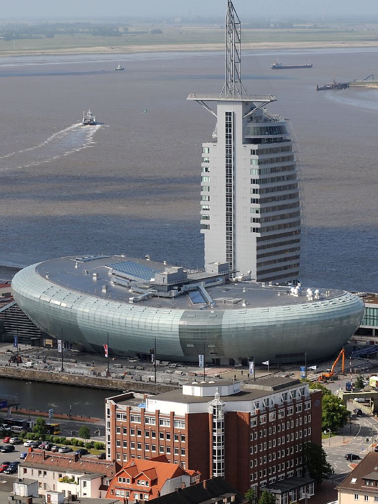 Das neue Wissenschaftszentrum "Klimahaus 8 Grad Ost" in Form einer Woge vor dem "Atlantic Sail City Hotel".