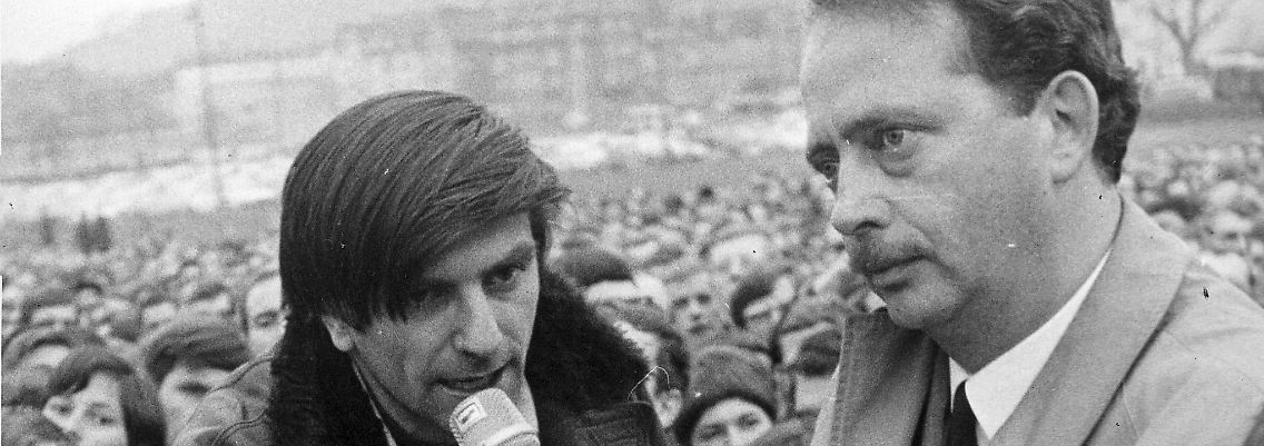 Freiburg, 30. Januar 1968: Auf einem Autodach diskutiert Dahrendorf mit Rudi Dutschke.