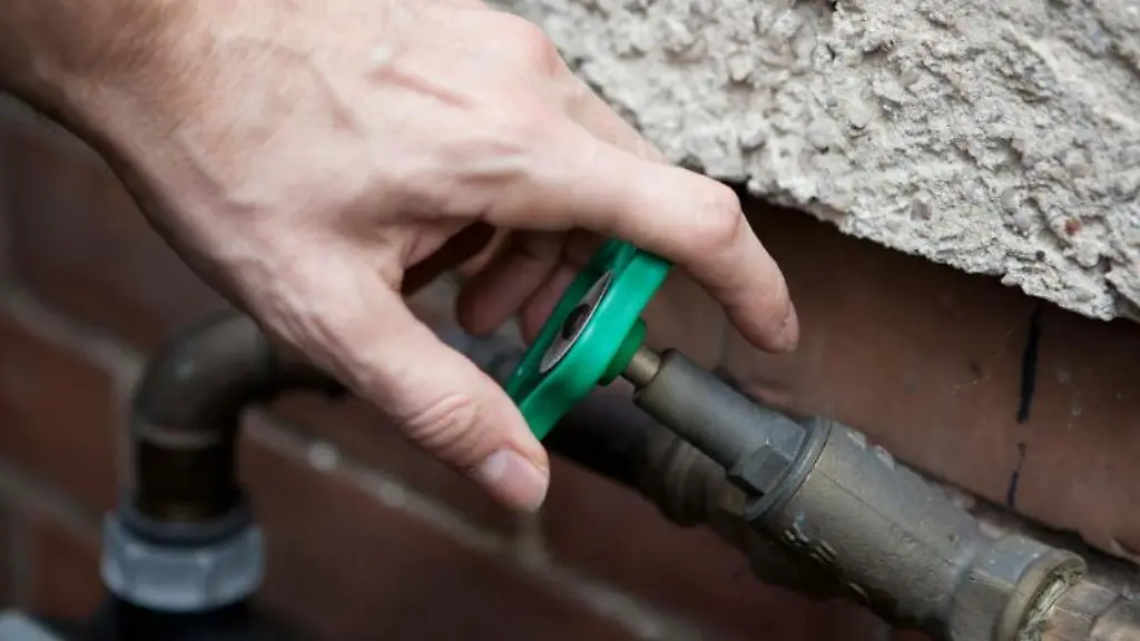 Heimtueckisch-Laub-kann-die-Fallrohre-verstopfen-Friert-das-gestaute-Wasser-platzt-vielleicht-das-Rohr-Die-Dachrinnen-muessen-daher-von-Schmutz-und-Laub-befreit-werden