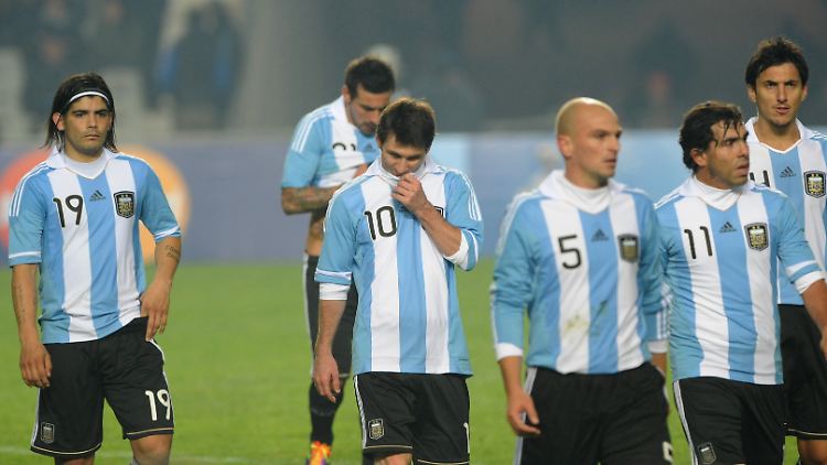 Bedröppelte Gesichter: Argentiniens Kicker haben nach zwei Spielen erst zwei Punkte auf dem Konto.