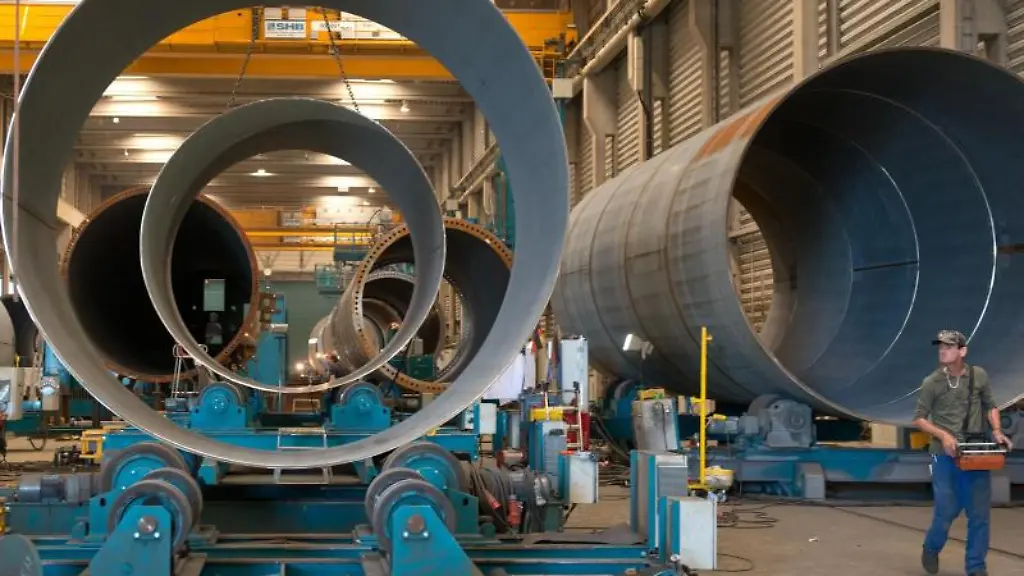 Ein-Studium-in-Maschinenbau-oder-Elektrotechnik-bietet-eine-gute-Grundlage-fuer-einen-Job-im-Bereich-der-erneuerbaren-Energien-z-B-bei-der-Entwicklung-neuer-Windkraftanlage