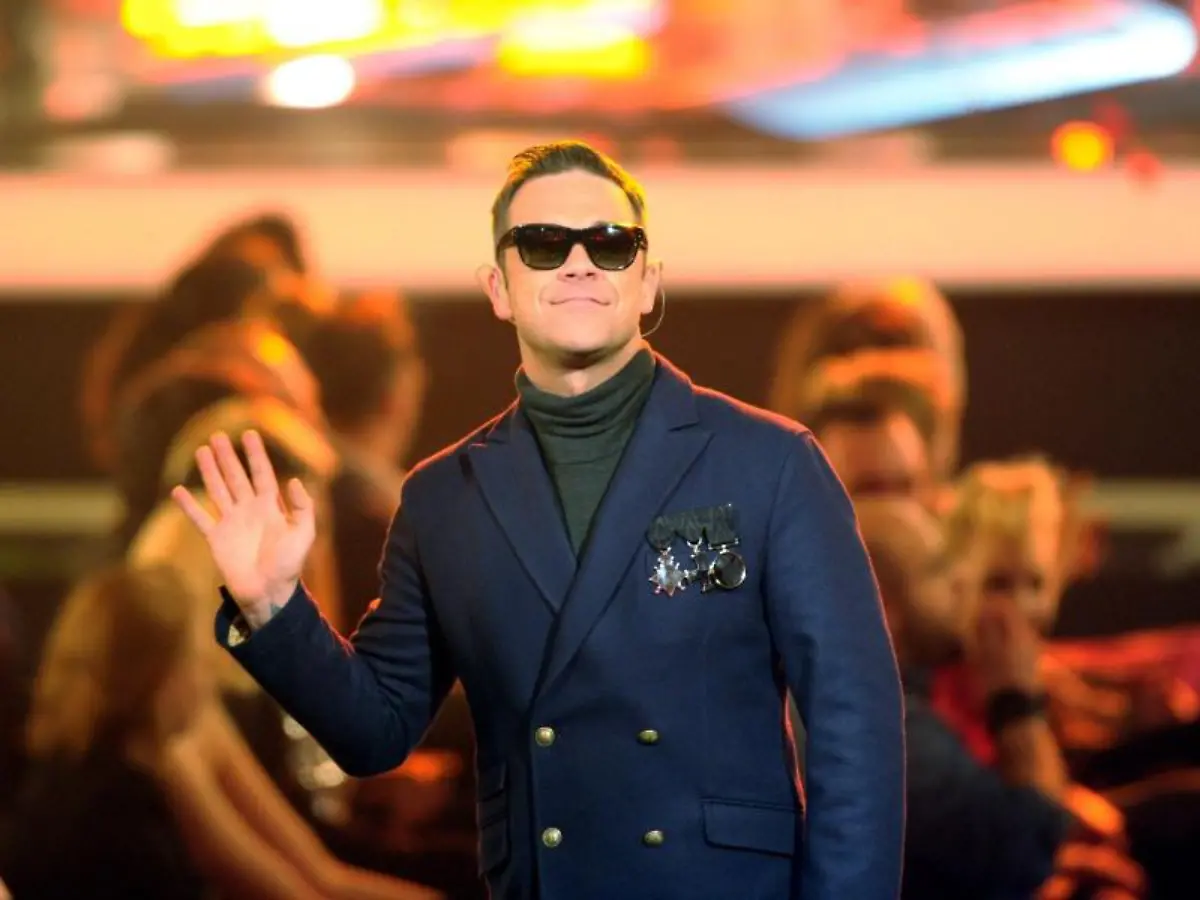 Kein-Glueck-mit-der-Mode-Robbie-Williams