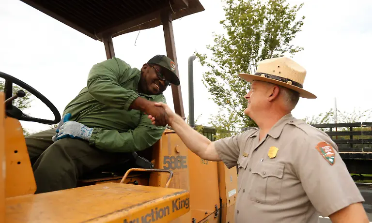 2013-10-17T135011Z-1088778158-GM1E9AH1OHD01-RTRMADP-3-USA-FISCAL-JPG3200852614072288794