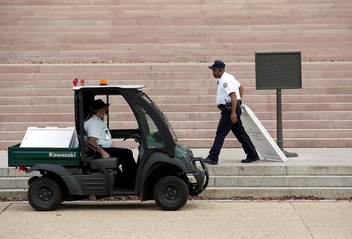 2013-10-17T151453Z-4435755-GM1E9AH1SHG01-RTRMADP-3-USA-FICSAL-REOPEN-JPG7788534822263084973