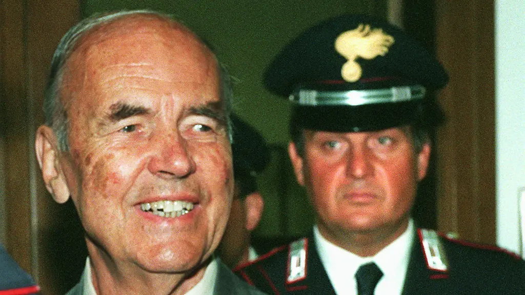 32869C00ECE12F7D-jpg575998085252383470