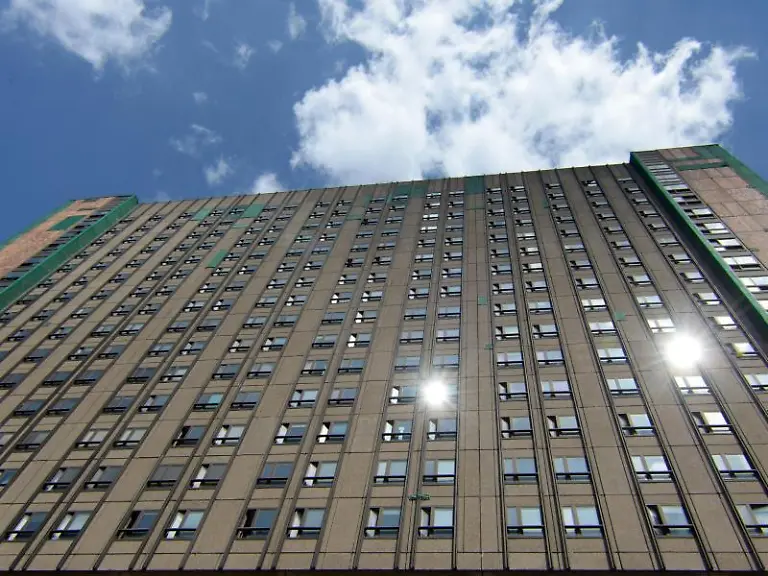 Bekannter-Bau-das-Bettenhaus-der-Charite-in-Berlin