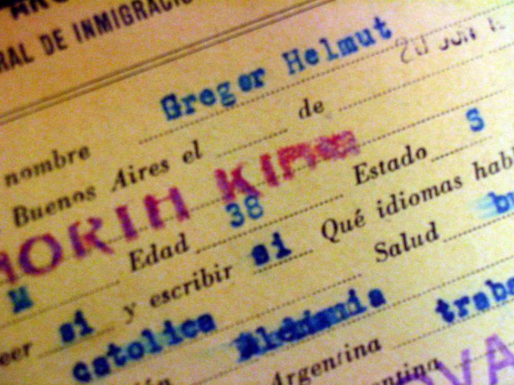 Die Aufnahme zeigt die argentinischen Einreise-Dokumente des KZ-Arztes von Auschwitz, Josef Mengele, der unter dem Namen Helmut Gregor nach Argentinien einwanderte.