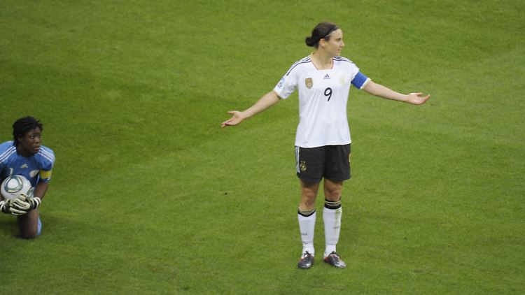 Rekordnationalspielerin und Spielführerin Birgit Prinz sitzt gegen Frankreich nur auf der Bank.