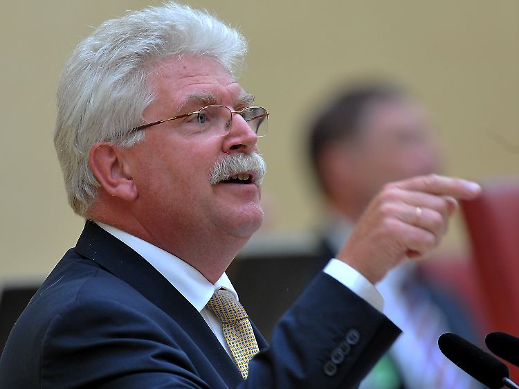 Bayerns Wirtschaftsminister Zeil plädiert für eine Abschaffung des Solidaritätszuschlags, sollte eine Senkung der Einkommenssteuer scheitern.