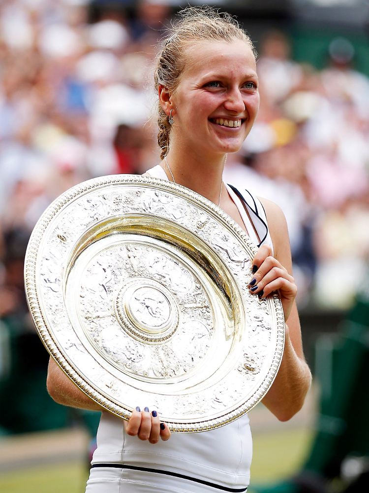 Stolz präsentierte Kvitova die hart umkämpfte Trophäe.