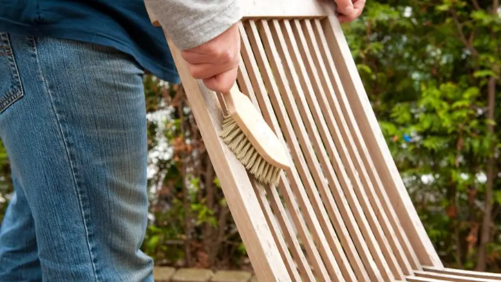 Holzmoebel-werden-im-Herbst-mit-einer-Folie-abgedeckt