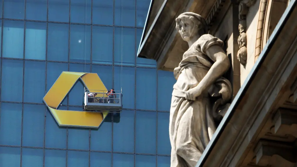 2013-10-08T085450Z-2039745331-BM2E67L19U001-RTRMADP-3-COMMERZBANK-RESULTS-JPG7153995313135403623