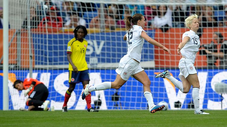 Ab ins Viertelfinale! Megan Rapinoe (rechts) und Laura Cheney jubeln.