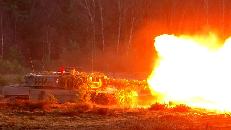 Ein älteres Modell Leopard 2A4 bei einer Gefechtsübung.