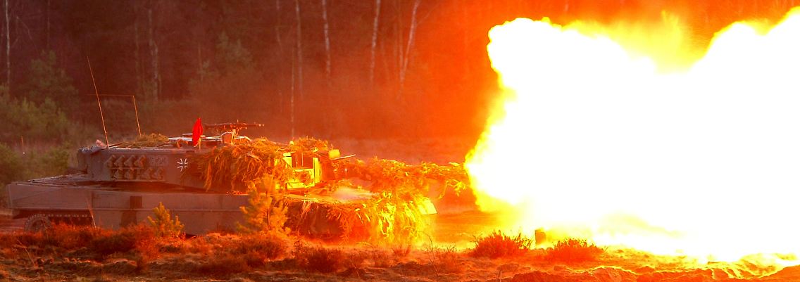 Ein älteres Modell Leopard 2A4 bei einer Gefechtsübung.
