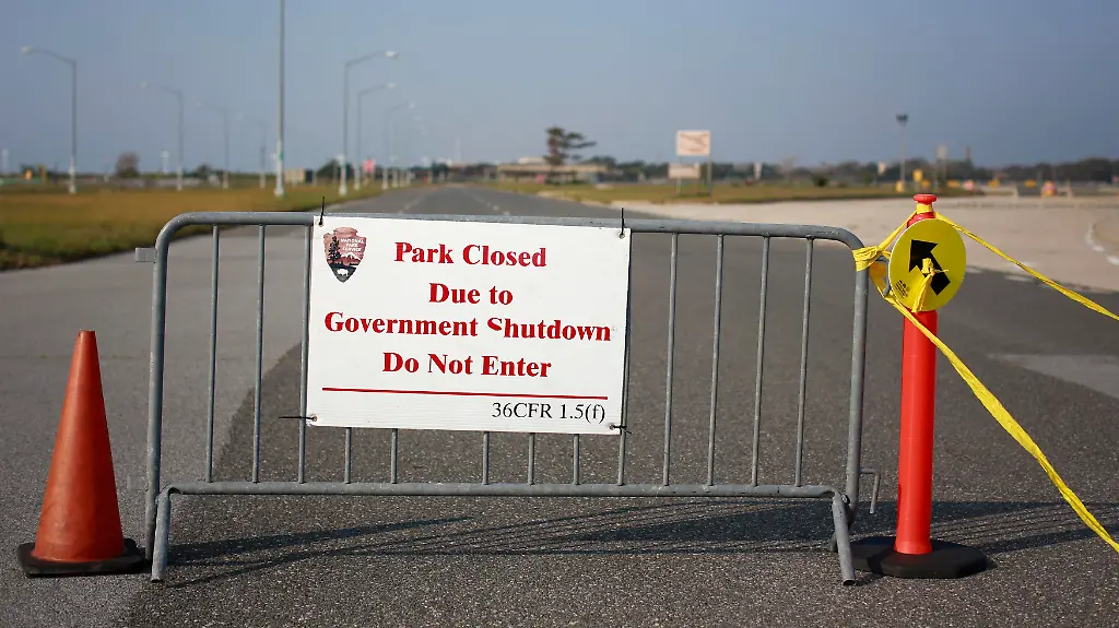 2013-10-04T180716Z-1885098668-GM1E9A505S101-RTRMADP-3-USA-FISCAL-RETROACTIVE-JPG929873688284429785