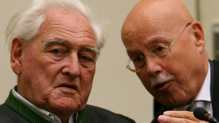Der ehemalige Kompanieführer des Gebirgspionier-Bataillons 818, Josef Sch. (l), mit seinem Anwalt Rainer Thesen (r).